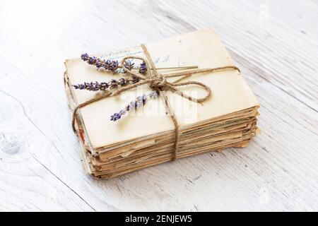 Sfondo vintage con vecchie lettere, carta e foto. Lettere e buste retrò. Foto Stock