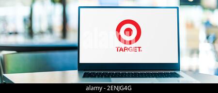 POZNAN, POL - 6 GENNAIO 2021: Computer portatile che visualizza il logo di Target Corporation, una società al dettaglio americana Foto Stock