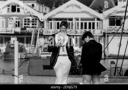 Gli equipaggi di Henley Royal Regatta 1992 si allenano e si preparano a correre più tardi. Foto Stock