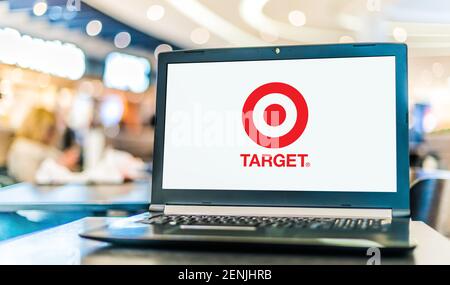 POZNAN, POL - 6 GENNAIO 2021: Computer portatile che visualizza il logo di Target Corporation, una società al dettaglio americana Foto Stock