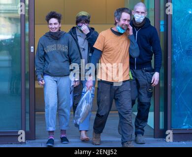 Londra, Regno Unito, 26 febbraio 2021. I manifestanti anti contro HS2 e i tunnelers Euston Dan Hooper, noti come swampy, Blue e Nemo lasciano la Westminster Magistrates Court. I tre manifestanti sono stati sfrattati dal tunnel ieri mattina alle 7 del mattino dopo aver trascorso 30 giorni sotterranei per protestare contro il progetto HS2 e la distruzione di Euston Square Gardens per creare un posteggio taxi temporaneo. Celebrano con spumante e il dottor Lark Maxey viene a salutarli. Foto Stock