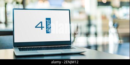 POZNAN, POL - 6 GENNAIO 2021: Computer portatile con logo di 4shared, un sito web di condivisione file Foto Stock