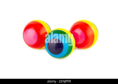 Tre palline colorate a righe di gomma isolate su sfondo bianco. Foto Stock