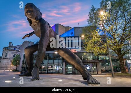 La scultura in bronzo 'messaggero', al di fuori del Theatre Royal Plymouth, è opera di Giuseppe Hillier. Misura 7 metri di altezza e 9 metri di larghezza e pesare Foto Stock