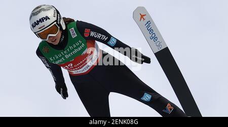 Oberstdorf, Germania. 26 Feb 2021. Sci nordico: Campionato del mondo, salto con gli sci - evento di squadra, donne, prova. Juliane Seyfarth dalla Germania in azione. Credit: Daniel Karmann/dpa/Alamy Live News Foto Stock