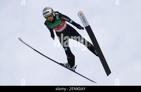 Oberstdorf, Germania. 26 Feb 2021. Sci nordico: Campionato del mondo, salto con gli sci - evento di squadra, donne, prova. Juliane Seyfarth dalla Germania in azione. Credit: Daniel Karmann/dpa/Alamy Live News Foto Stock