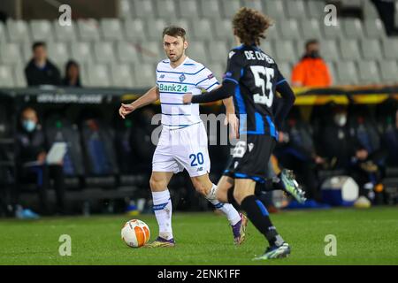 BRUGGE, BELGIO - FEBBRAIO 25: Olekandr Karavaiev di Dynamo Kiev e Maxim de Cuyper del Club Brugge durante la partita UEFA Europa League tra il Club B. Foto Stock