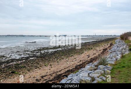 Langstone Harbour Portsmouth Hampshire England UK - Langstone Harbour AT bassa marea in inverno, che è ben noto per vedere uccelli che guado Foto Stock