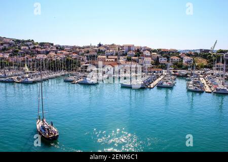 Trogir, Croazia - 1 gennaio 2000: Vista del porto di Trogir in un giorno di sole Foto Stock