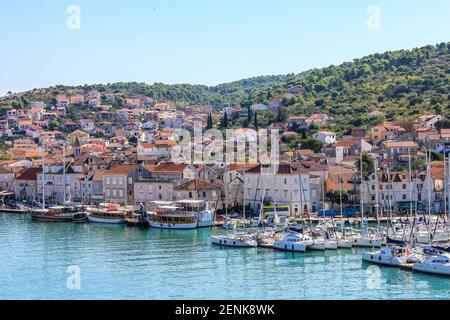 Trogir, Croazia - 1 gennaio 2000: Vista del porto e della città di Trogir in un giorno di sole Foto Stock