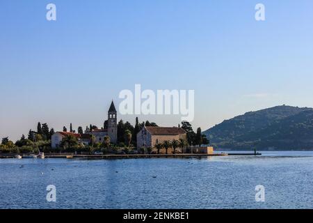 Isola di Vis, Croazia - 2 ottobre 2011: Vista dell'isola di Vis e della chiesa e del monastero di San Girolamo in un giorno di sole Foto Stock