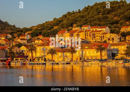 Isola di Vis, Croazia - 2 ottobre 2011: Vista dell'isola di Vis in un giorno di sole Foto Stock