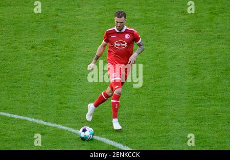 Merkur Spielarena Duesseldorf Germania 21,2.2021, Football: 2nd Bundesliga Season 2020/21, matchday 22, Fortuna Duesseldorf (F95, rosso) vs Hannover 96 (H96, verde) - Andre Hoffmann (F95) Foto Stock