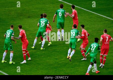 Merkur Spielarena Duesseldorf Germania 21.2.2021, Calcio: Seconda stagione Bundesliga 2020/21, giorno 22, Fortuna Duesseldorf (F95, rosso) vs Hannover 96 (H96, verde) - una su una copertura al calcio d'angolo LE NORMATIVE DFL VIETANO L'USO DI FOTOGRAFIE COME SEQUENZE DI IMMAGINI E/O QUASI VIDEO Foto Stock