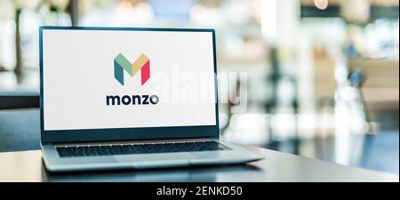 POZNAN, POL - 6 GENNAIO 2021: Computer portatile con logo della Monzo Bank, una banca online con sede nel Regno Unito Foto Stock