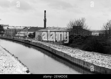 Il New River e Harringay Warehouse District, a nord di Londra UK, in inverno, con neve, nel febbraio 2021 Foto Stock