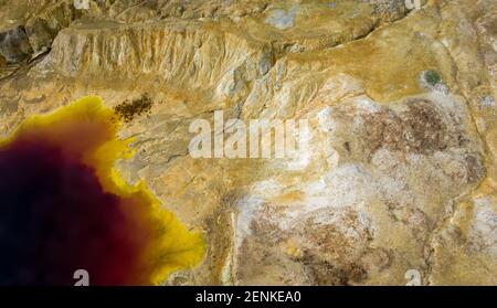 Vista aerea della miniera di rame opencast abbandonata a Sia, Cipro. Colori insoliti derivano da massicci depositi di solfuro nella zona Foto Stock