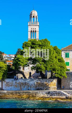 Hvar, Croazia - 2 ottobre 2011: Veduta del Monastero Francescano e della Chiesa di nostra Signora della Misericordia in un giorno di sole Foto Stock