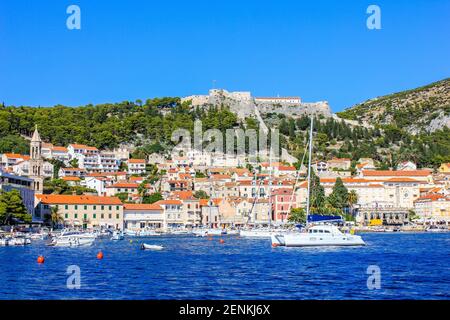 Hvar, Croazia - 2 ottobre 2011: Vista di Hvar con la Fortezza spagnola sullo sfondo Foto Stock