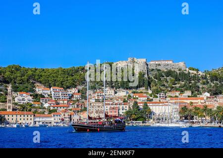 Hvar, Croazia - 2 ottobre 2011: Vista di Hvar con la Fortezza spagnola sullo sfondo Foto Stock