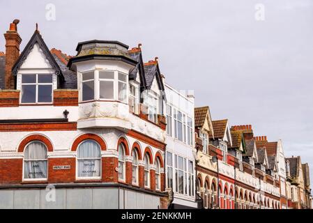 Proprietà, architettura in Hamlet Court Road, Westcliff on Sea, Essex, Regno Unito, che è originariamente una strada al dettaglio di epoca edoardiana. Cupola ridotta Foto Stock