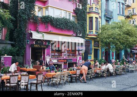 Istanbul, Turchia - 17 settembre 2017: I turisti si rilassano in un ristorante all'aperto nella città turca Foto Stock