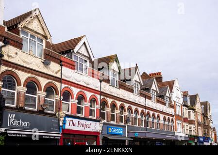 Proprietà, architettura in Hamlet Court Road, Westcliff on Sea, Essex, Regno Unito, che è originariamente una strada al dettaglio di epoca edoardiana. Fila di dormitori a timpano Foto Stock