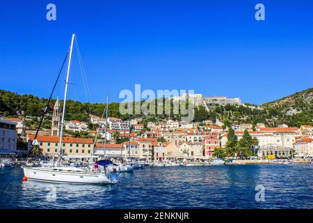 Hvar, Croazia - 2 ottobre 2011: Vista di Hvar con la Fortezza spagnola sullo sfondo Foto Stock