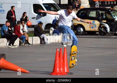 Londra, Regno Unito. 26 Feb 2021. Persone che godono del sole in Trafalgar Square nel West End di Londra Credit: JOHNNY ARMSTEAD/Alamy Live News Foto Stock