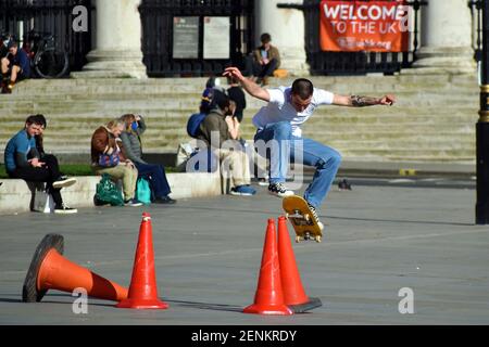 Londra, Regno Unito. 26 Feb 2021. Persone che godono del sole in Trafalgar Square nel West End di Londra Credit: JOHNNY ARMSTEAD/Alamy Live News Foto Stock