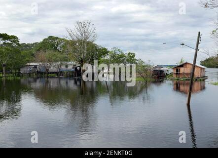 Il villaggio allagato di Boca de Mamirauá nel Mamirauá Riserva per lo sviluppo sostenibile Amazonas Brasile Foto Stock