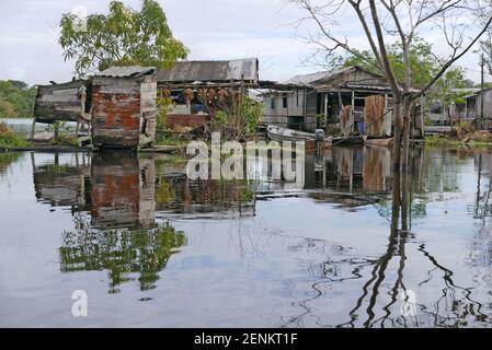 Il villaggio allagato di Boca de Mamirauá nel Mamirauá Riserva per lo sviluppo sostenibile Amazonas Brasile Foto Stock