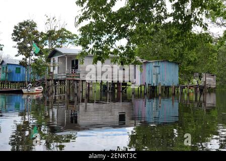 Il villaggio allagato di Boca de Mamirauá nel Mamirauá Riserva per lo sviluppo sostenibile Amazonas Brasile Foto Stock