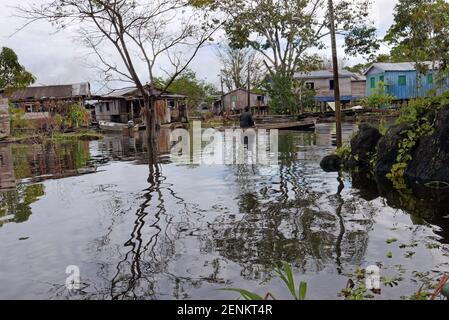 Il villaggio allagato di Boca de Mamirauá nel Mamirauá Riserva per lo sviluppo sostenibile Amazonas Brasile Foto Stock