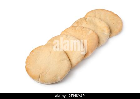 Fila di pane pita fresco cotto isolato su sfondo bianco Foto Stock