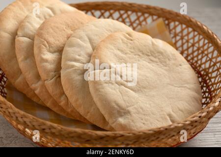 Cestino con pane pita appena sfornato da vicino Foto Stock