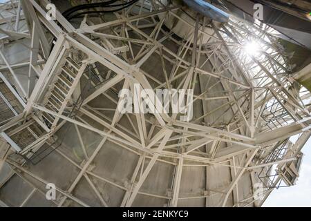 L'antenna del radar meteorologico avanzato (CAMRA) Chilbolton da 25 m, il più grande radar meteorologico completamente sterzabile del mondo, presso la Science and te Foto Stock