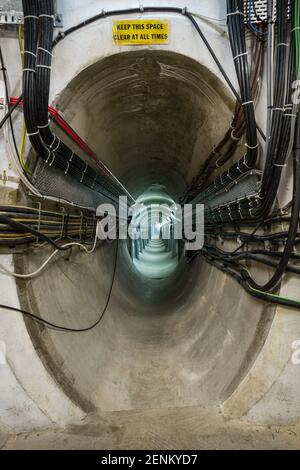 Cavi che entrano nel tunnel sotto l'antenna da 25 m presso l'Osservatorio di Chilbolton, Hampshire, del Science and Technology Facilities Council. Foto Stock