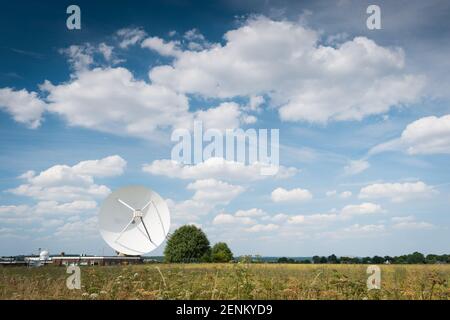 L'antenna del radar meteorologico avanzato (CAMRA) Chilbolton da 25 m, il più grande radar meteorologico completamente sterzabile del mondo, presso la Science and te Foto Stock