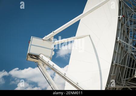 L'antenna del radar meteorologico avanzato (CAMRA) Chilbolton da 25 m, il più grande radar meteorologico completamente sterzabile del mondo, presso la Science and te Foto Stock