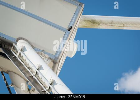 L'antenna del radar meteorologico avanzato (CAMRA) Chilbolton da 25 m, il più grande radar meteorologico completamente sterzabile del mondo, presso la Science and te Foto Stock