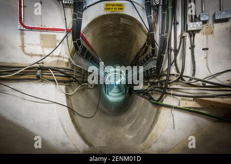 Cavi che entrano nel tunnel sotto l'antenna da 25 m presso l'Osservatorio di Chilbolton, Hampshire, del Science and Technology Facilities Council. Foto Stock