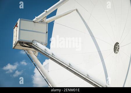 L'antenna del radar meteorologico avanzato (CAMRA) Chilbolton da 25 m, il più grande radar meteorologico completamente sterzabile del mondo, presso la Science and te Foto Stock