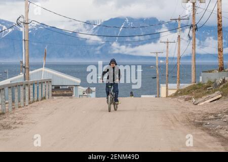 Ciclista a Pond Inlet, Mittimalakit, Nunavut, Baffin Island Foto Stock