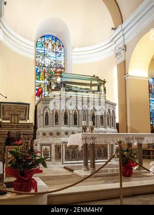 Altare con il reliquiario che ospita i resti mortali di Sant'Ubaldo conservati nella Basilica di Sant'Ubaldo in Gubbio. Provincia di Perugia, Umbria Foto Stock