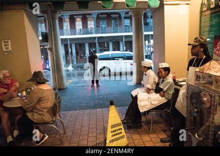 Cafe Du Monde, un monumento storico di New Orleans conosciuto per i suoi barbabietole e caffè, nell'iconica atmosfera del quartiere francese. Foto Stock