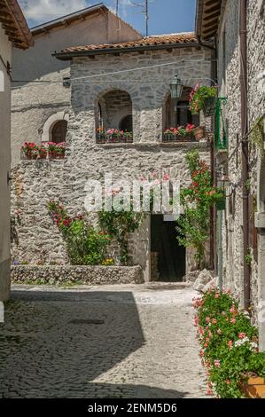 Opi è un piccolo villaggio di montagna nel Lazio d'Abruzzo e nel Parco Nazionale del Molise. Abruzzo, Italia, Europa Foto Stock