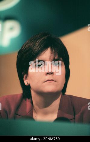 Nicola Sturgeon del Partito Nazionale Scozzese ha ascoltato il leader del suo partito Alex Salmond rivolgendosi ai media al lancio del manifesto 1999 dell'SNP per la campagna elettorale di Holyrood a Edimburgo, Scozia. La sig.ra Sturgeon è stata eletta nel nuovo parlamento scozzese nel 1999 e ha continuato a servire come vice primo ministro del paese sotto la guida di Alex Salmond MSP e poi come primo ministro. All'epoca delle elezioni del 1999 lavorava come avvocato nel DrumChapel Law and Money Advice Center di Glasgow. Foto Stock