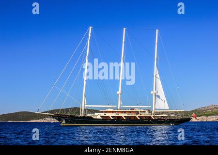 Hvar, Croazia - 2 ottobre 2011: Vista di una barca a vela di lusso vicino all'isola di Hvar in un giorno di sole Foto Stock