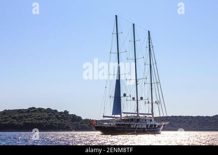 Hvar, Croazia - 2 ottobre 2011: Vista di una barca a vela di lusso vicino all'isola di Hvar in un giorno di sole Foto Stock